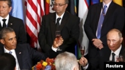 Russian President Vladimir Putin and U.S. President Barack Obama share a toast during a luncheon at the UN General Assembly