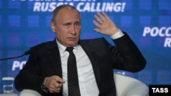 Владимир Путин "Россия зовет!" форумында сөйлеп отыр. Мәскеу, 12 қазан 2016 жыл.