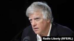 American journalist and writer David Satter says he received notification that his visa request was approved but was told later that his presence in Russia was considered "undesirable."