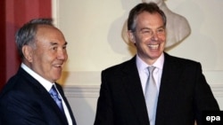 Ұлыбританияның сол кездегі премьер-министрі Тони Блэр (оң жақта) мен Қазақстан президенті Нұрсұлтан Назарбаев. Лондон, 21 қараша 2006 жыл.