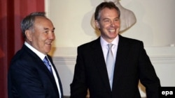 Премьер-министр Великобритании приветствует президента Казахстана Нурсултана Назарбаева в своей официальной резиденции на Даунинг-стрит. Лондон, 21 ноября 2006 года.
