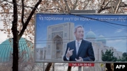 Предвыборный постер с портретом президента Узбекистана Ислама Каримова. Ташкент, 21 декабря 2007 года.