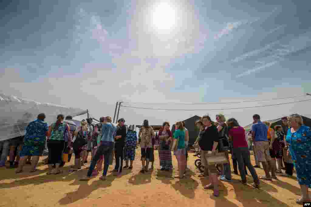 Беженцы из Донбасса стоят в очереди за едой в лагере для беженцев в российском городе Донецк, 15 километров от российско-украинской границы. &nbsp;
