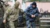 Украинского военного моряка доставляют в суд. Симферополь, 27 ноября 2018 года