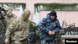 Сотрудник ФСБ ведет Сергея Цыбизова в суд, Симферополь, 27 ноября 2018 года