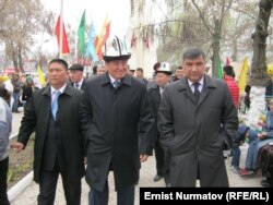 Президент Сооронбай Жээнбеков Райымбек Матраимовдун бир туугандары Искендер Матраимов (оңдо) жана Тилек Матраимов менен (солдо).