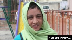 15-летняя Сахар Гуль, ставшая жертвой насилия в семье мужа, в честь этой девушки названо первое интернет-кафе для женщин в Кабуле. .