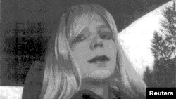 Ushtari, Bradley Manning shihet në këtë fotografi i veshur si grua në vitin 2010, 
