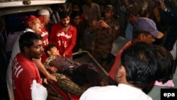 Брза помош интервенира на местото на експлозијата во светилиштето Шах Нурани во Пакистан