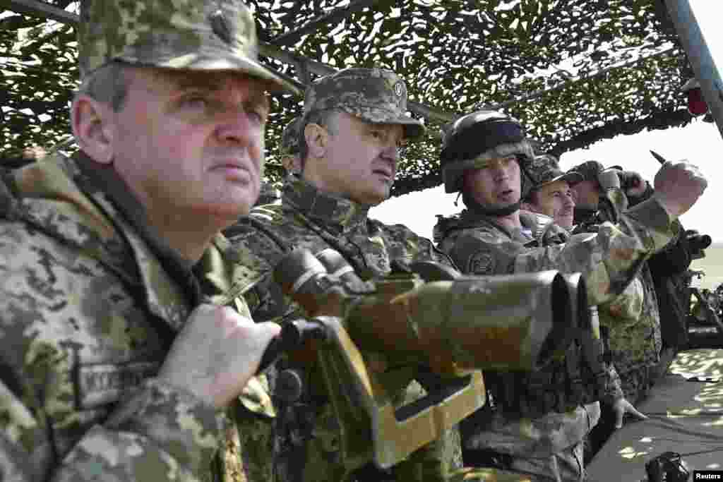 Президент України Петро Порошенко (другий зліва) під час військових навчань на полігоні Широкий лан неподалік Миколаєва, 25 квітня 2015 року