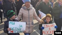 Учасники протесту в Архангельську, Росія, 7 квітня 2019 року
