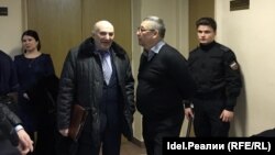 Николай Максимов со своим адвокатом в коридоре Вахитовского райсуда Казани