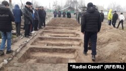 На юге Таджикистана прошли похороны погибших при обрушении жилого дома в Магнитогорске 