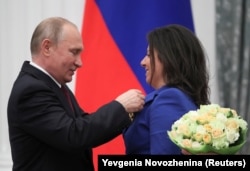 Vlagyimir Putyin orosz elnök kitünteti a Kreml egyik fő propagandistájának tartott Margarita Szimonyant, az RT orosz műsorszolgáltató főszerkesztőjét 2019. május 23-án.