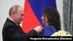 Президент России Владимир Путин награждает Маргариту Симоньян орденом Александра Невского, 23 мая 2019 года