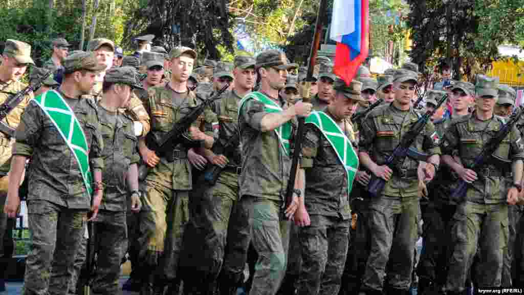 Российские военнослужащие репетируют проход колонной по улицам Керчи. Часть из тех, кто принимает участие в параде, живет в палаточном городке за городом.