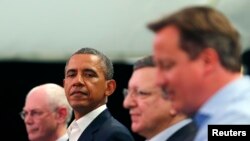 Irlandë - Presidenti amerikan Barack Obama (M) sheh nga kryeministri britanik David Cameron (D) gjatë konferencës për shtyp në margjinat e samitit të G8-së në Enniskillen 17Qershor2013