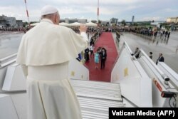 Papa Francisc își ia rămas bun de la România, condus la avion de Klaus și Carmen Iohannis.