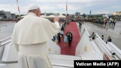 Papa Francisc își ia rămas bun de la Klaus și Carmen Iohannis, la momentul părăsirii României, 2 iunie 2019.