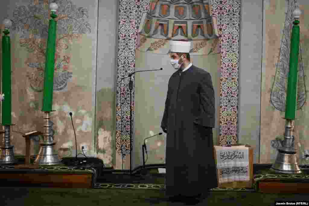 Glavni imam Čekrekčijine džamije Abdurahim Sultan pred podne-namaz testira razglas.