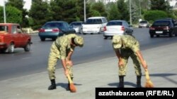 Солдат в туркменской армии часто эксплуатируют в качестве бесплатной рабочей силы.