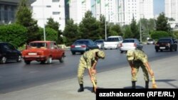 Aşgabat. Köçe süpürdilýän esgerler. Arhiw suraty.