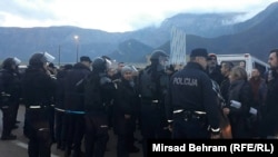 Policija i građani ispred deponije Uborak