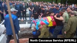 В Осетии торжественно похоронили Олега Мамиева