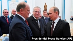 Слева направо: лидер КПРФ Геннадий Зюганов, лидер ЛДПР Владимир Жириновский и президент России Владимир Путин. Москва, 21 марта 2014 года
