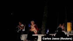 Люди в парке в обесточенном Каракасе