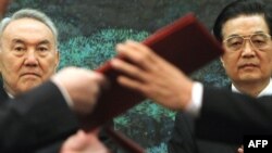 Қытай басшысы Ху Цзиньтао (оң жақта) Қазақстан президенті Нұрсұлтан Назарбаевпен (сол жақта) келісім-шарт жасасты. Бейжің, 22 ақпан 2011 жыл. (Көрнекі сурет)