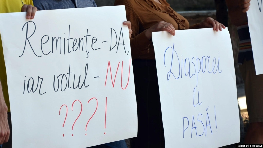 La protestul din faţa CEC „Diaspora contează, Diaspora votează!”