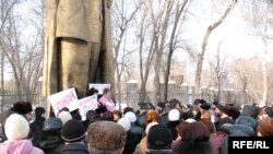 Митингке қатысушылар тұрғын үй дағдарысының шешілуін талап етеді. Алматы,12 қаңтар, 2009 жыл.
