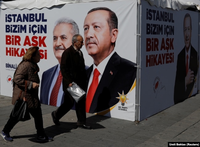 Рекламные баннеры и стенды партии Эрдогана в Анкаре