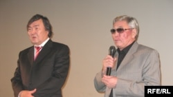 Поэт Олжас Сулейменов и режиссер Сламбек Таукел представляют зрителям фильм «Махамбет». Алматы, 15 ноября 2008 года. 