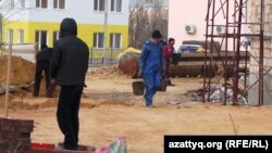 Құрылыс басында жұмыс істеп жүрген шетелдік еңбек мигранттары. (Көрнекі сурет.)