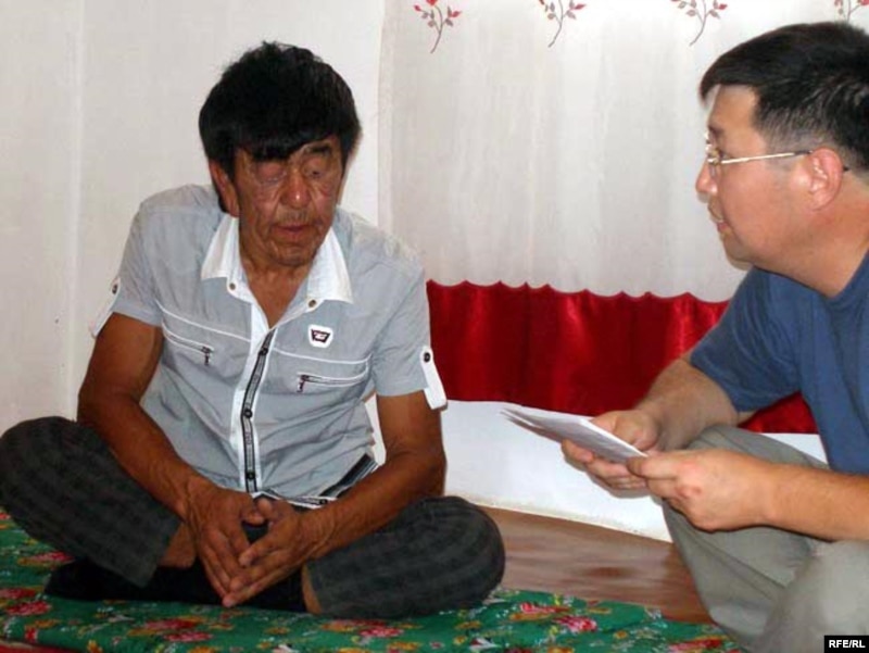 Нуржан беседует с репортером радио Азаттык. Cело Мукур Кызылкогинского района Атырауской области. 17 июля 2009 года.