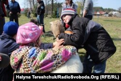 Діти радіють подарункові військовослужбовців