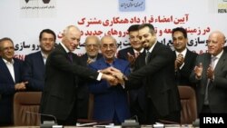 На церемонии подписания соглашения между корпорацией Renault и Ираном. Тегеран, 7 августа 2017 года.