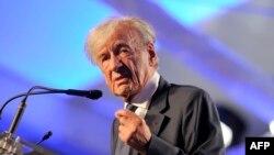 Elie Wiesel, supraviețuitor al Holocaustului, laureat al Premiului Nobel pentru Pace, vorbind la a 20-a aniversare a Muzeului Holocaustului din Washington, la 29 aprilie 2013.