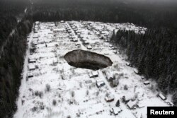 Соликамск известен на весь мир огромной дырой, которая образовалась прямо посреди жилой застройки из-за проседания грунта над бывшим калийным месторождением