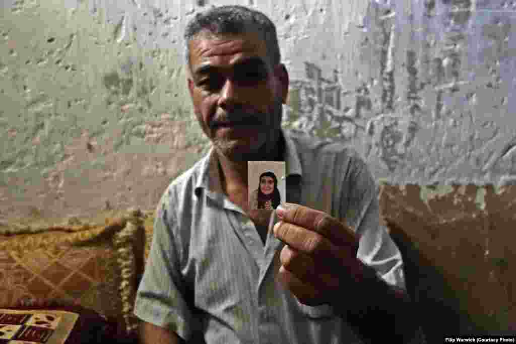 Мохаммед Саид Амин, как и многие другие сирийцы, преодолел около 200 километров, чтобы добраться до лагеря через территорию, сейчас уже подконтрольную боевикам &quot;ИГ&quot;. Его жена скончалась уже в лагере спустя несколько месяцев. Ее фото Мохаммед носит с собой