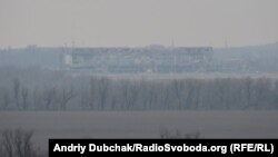 Вид Донецкого аэропорта с позиций украинских военных
