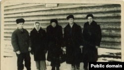 Нариман Гафаров (слева) с соотечественниками. Марийская АССР, участок 52, 1955 год
