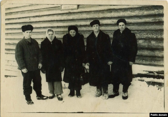 Наріман Гафаров (зліва) зі співвітчизниками. Марійська АРСР, ділянка 52, 1955 рік