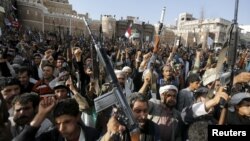 Повстанцы группы "Хуситы" протестуют против авиаударов по Йемену. Сана, 1 апреля 2015 года.