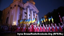 Хористи ще до світанку виконали «Молитву за Україну» біля Хрестовоздвиженського кафедрального собору