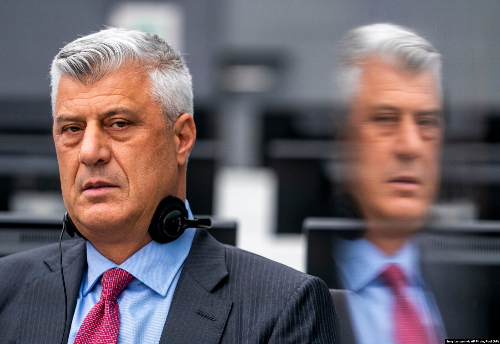Ish-presidenti i Kosovës, Hashim Thaçi, gjatë paraqitjes para Dhomave të Specializuara. Hagë, 9 nëntor 2020.