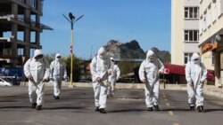 Ош қаласында көшеге дезинфекция жасап жүрген адамдар. Қырғызстан, сәуір, 2020 жыл.