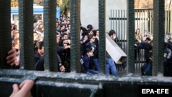 در جریان اعتراض‌های روزهای اخیر در ایران، تجمع‌هایی نیز در دانشگاه تهران برگزار شد.